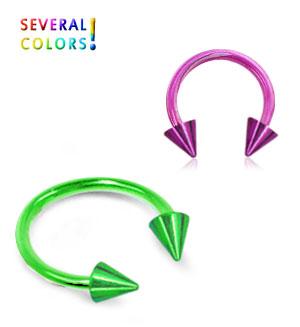 Värikäs hevosenkenkä piikeillä