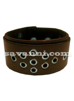 Ruskea Nahkaranneke Niittireiät